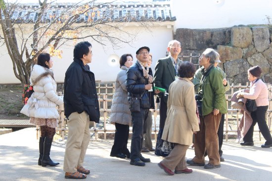 4798-13.12.3姫路城内帰り道で止まって　皆さん.jpg